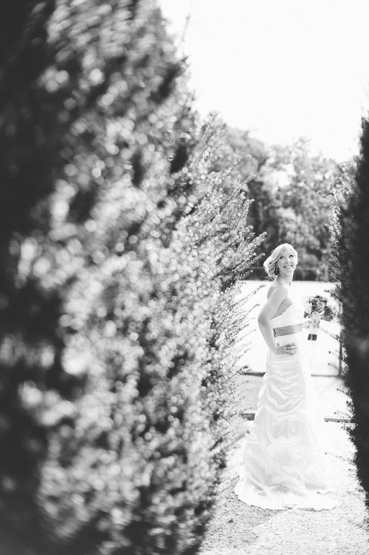 Bridal portraits at the Antrim 1844 Country House in Taneytown, MD. Captured by Baltimore wedding photographer Ben Lau.