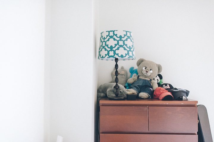 Teddy bear on a shelf during a rainy day engagement session with New York City wedding photographer Ben Lau.