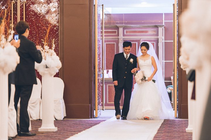Bride walks down the aisle with her father at Dae Dong Manor in Flushing, NY. Captured by NYC wedding photographer Ben Lau.