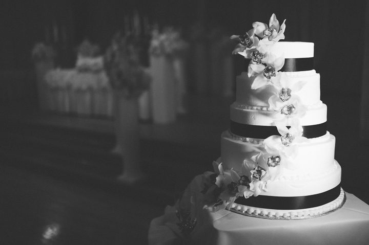 Wedding cake at Dae Dong Manor in Flushing, NY. Captured by NYC wedding photographer Ben Lau.
