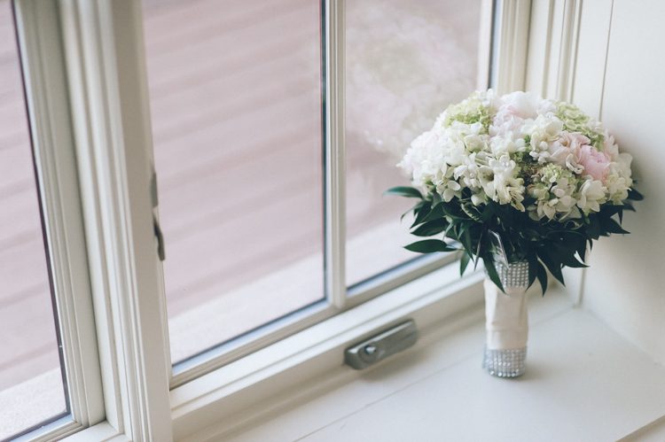 White wedding flowers for a wedding at the Inn at New Hyde Park. Captured by NYC wedding photographer Ben Lau.